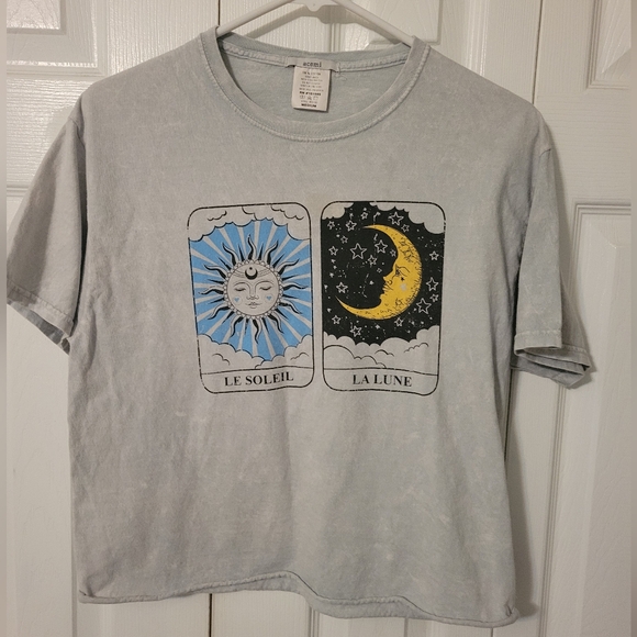 Acemi Tops - Graphic Tee with Moon and Sun Design
